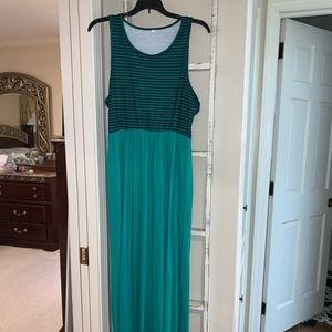 Women’s maxi dress with pockets!